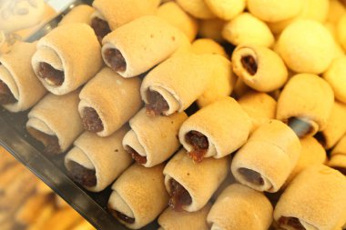 Bir grup çeşit kurabiye. Çikolata parçacıklı, yulaflı, kuru üzümlü, beyaz çikolatalı.