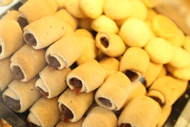 Bir grup çeşit kurabiye. Çikolata parçacıklı, yulaflı, kuru üzümlü, beyaz çikolatalı.