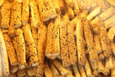 Bir grup çeşit kurabiye. Çikolata parçacıklı, yulaflı, kuru üzümlü, beyaz çikolatalı.