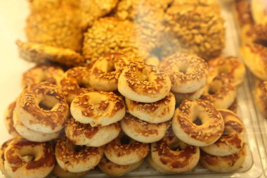 Bir grup çeşit kurabiye. Çikolata parçacıklı, yulaflı, kuru üzümlü, beyaz çikolatalı.