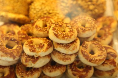 Bir grup çeşit kurabiye. Çikolata parçacıklı, yulaflı, kuru üzümlü, beyaz çikolatalı.