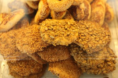 Bir grup çeşit kurabiye. Çikolata parçacıklı, yulaflı, kuru üzümlü, beyaz çikolatalı.