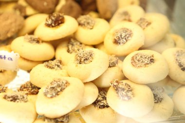 Bir grup çeşit kurabiye. Çikolata parçacıklı, yulaflı, kuru üzümlü, beyaz çikolatalı.