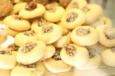 Bir grup çeşit kurabiye. Çikolata parçacıklı, yulaflı, kuru üzümlü, beyaz çikolatalı.