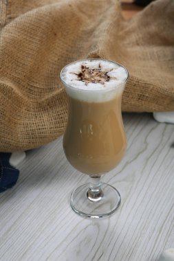 Sütlü buzlu kahve. Buzlu kahve. Elinde bir bardak buzlu kahve tutan kadın..