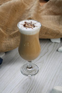 Sütlü buzlu kahve. Buzlu kahve. Elinde bir bardak buzlu kahve tutan kadın..