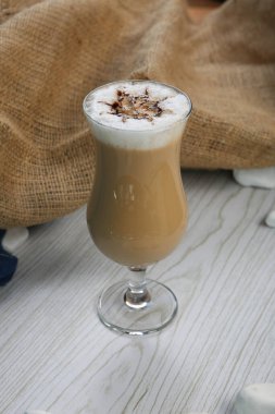 Sütlü buzlu kahve. Buzlu kahve. Elinde bir bardak buzlu kahve tutan kadın..