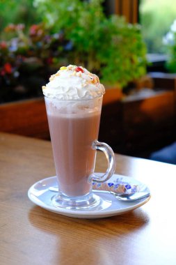 Sütlü buzlu kahve. Buzlu kahve. Elinde bir bardak buzlu kahve tutan kadın..