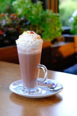 Sütlü buzlu kahve. Buzlu kahve. Elinde bir bardak buzlu kahve tutan kadın..