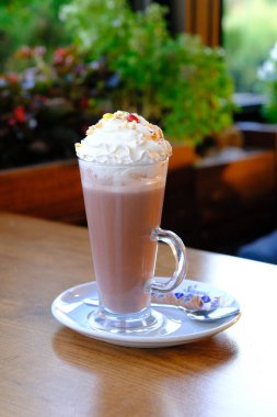 Sütlü buzlu kahve. Buzlu kahve. Elinde bir bardak buzlu kahve tutan kadın..