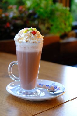 Sütlü buzlu kahve. Buzlu kahve. Elinde bir bardak buzlu kahve tutan kadın..