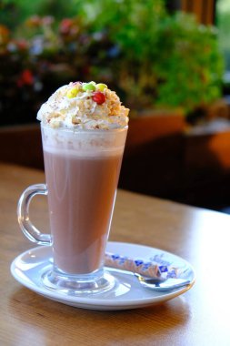 Sütlü buzlu kahve. Buzlu kahve. Elinde bir bardak buzlu kahve tutan kadın..