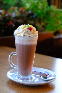 Sütlü buzlu kahve. Buzlu kahve. Elinde bir bardak buzlu kahve tutan kadın..