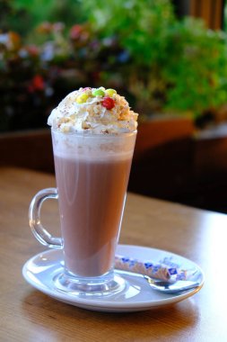 Sütlü buzlu kahve. Buzlu kahve. Elinde bir bardak buzlu kahve tutan kadın..