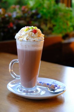 Sütlü buzlu kahve. Buzlu kahve. Elinde bir bardak buzlu kahve tutan kadın..