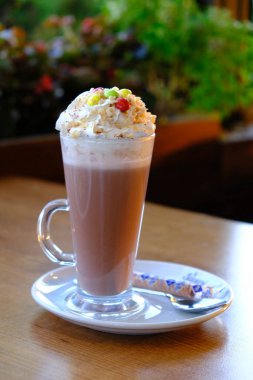 Sütlü buzlu kahve. Buzlu kahve. Elinde bir bardak buzlu kahve tutan kadın..