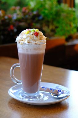 Sütlü buzlu kahve. Buzlu kahve. Elinde bir bardak buzlu kahve tutan kadın..