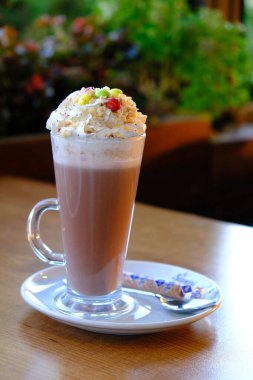 Sütlü buzlu kahve. Buzlu kahve. Elinde bir bardak buzlu kahve tutan kadın..