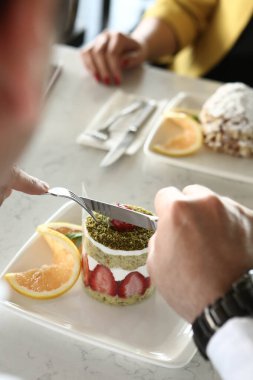 Masada lezzetli bir pasta var.