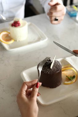 Masada lezzetli bir pasta var.