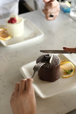 Masada lezzetli bir pasta var.