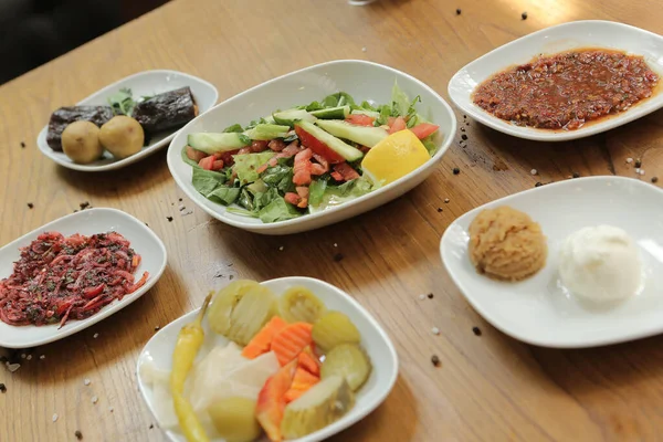 Geleneksel Türk ve Yunan yemek meze masası