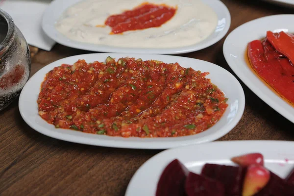 伝統的なトルコ料理とギリシャ料理のディナーメゼテーブル — ストック写真