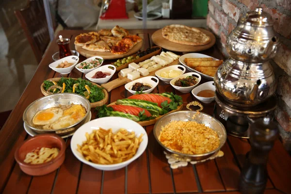 Geleneksel Türk Yunan Yemek Meze Masası — Stok fotoğraf