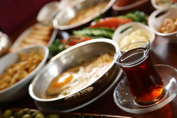 Geleneksel Türk Yunan Yemek Meze Masası — Stok fotoğraf
