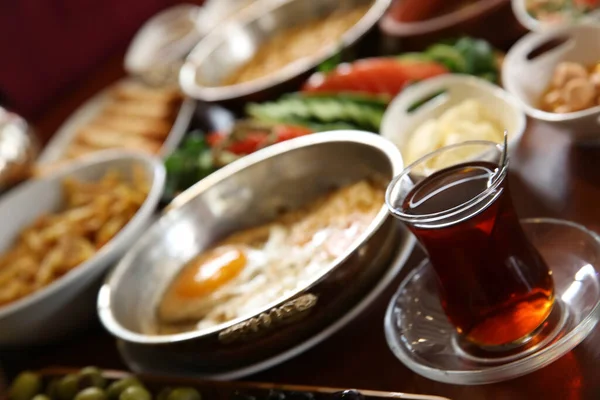Geleneksel Türk ve Yunan yemek meze masası