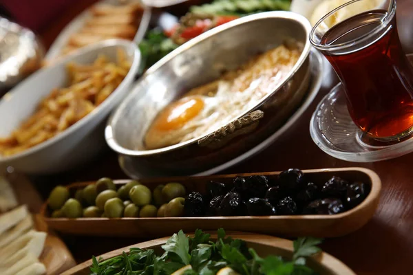 Geleneksel Türk Yunan Yemek Meze Masası — Stok fotoğraf