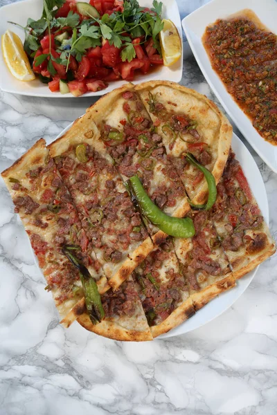 Geleneksel Türkçe fırında pide. Türk pizzası, Orta Doğu aperatifleri. Türk mutfağı. Et ile doldurulmuş çam
