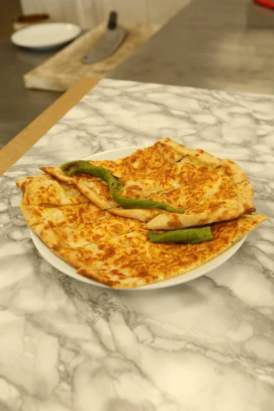 Tradisional Turkish Panggang Hidangan Pide Pizza Pide Turki Hidangan Pembuka — Stok Foto