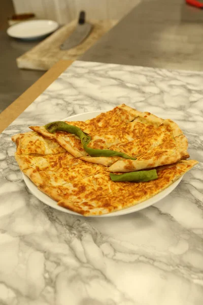 Tradisional Turkish Panggang Hidangan Pide Pizza Pide Turki Hidangan Pembuka — Stok Foto