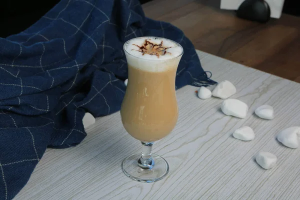 Ijskoffie Met Melk Ijs Koffie Latte Vrouw Met Glazen Kop — Stockfoto