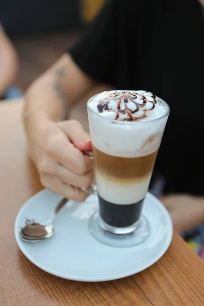 Ijskoffie Met Melk Ijs Koffie Latte Vrouw Met Glazen Kop — Stockfoto