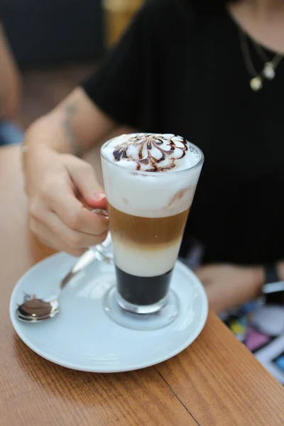 Ijskoffie Met Melk Ijs Koffie Latte Vrouw Met Glazen Kop — Stockfoto