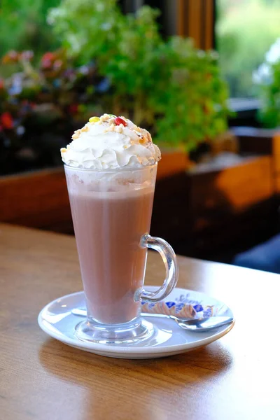 Sütlü buzlu kahve. Buzlu kahve. Elinde bir bardak buzlu kahve tutan kadın..