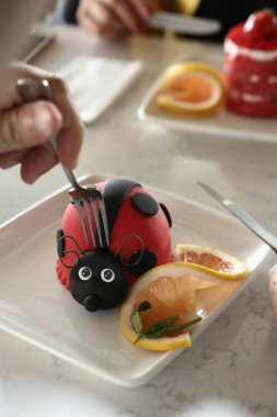 Masada lezzetli bir pasta var.