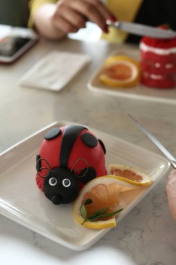 Masada lezzetli bir pasta var.