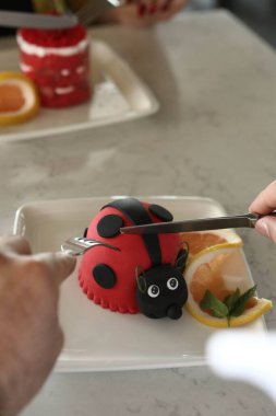 Masada lezzetli bir pasta var.