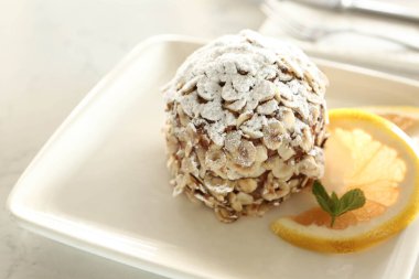 Masada lezzetli bir pasta var.