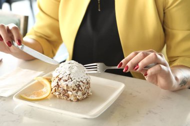 Masada lezzetli bir pasta var.