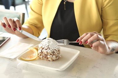 Masada lezzetli bir pasta var.