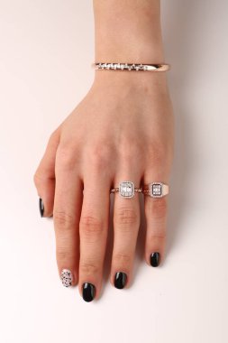 Elmas Mücevherler ve Moda Mücevherleri