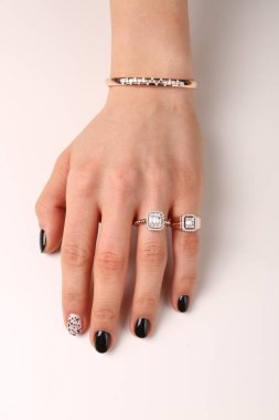 Elmas Mücevherler ve Moda Mücevherleri