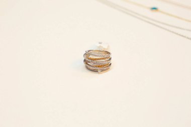 Elmas Mücevherler ve Moda Mücevherleri