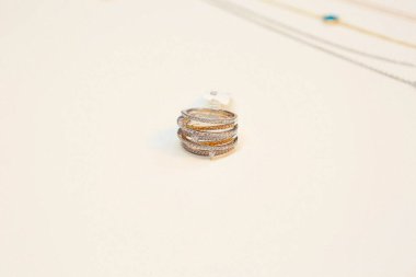 Elmas Mücevherler ve Moda Mücevherleri