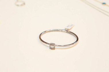 Elmas Mücevherler ve Moda Mücevherleri