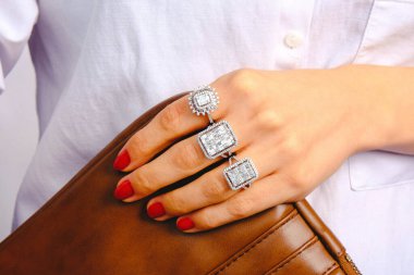 Elmas Mücevherler ve Moda Mücevherleri